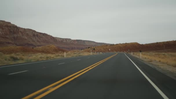 Büyük Kanyon 'a yolculuk, Arizona USA, Utah' tan arabayla. 89 numaralı karayolu. Amerika 'da otostop çekmek, yerel yolculuk, Hindistan topraklarının vahşi batı sakin atmosferi. Otoyol, arabanın ön camına bakıyor. — Stok video