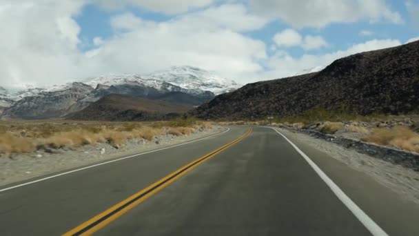Wycieczka do Doliny Śmierci, jazda samochodem w Kalifornii, USA. Podróżując autostopem po Ameryce. Autostrada, góry i sucha pustynia, suchy klimat pustynia. Pasażerski POV z samochodu. Podróż do Nevady — Wideo stockowe