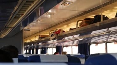 LOS ANGELES, CALIFORNIA, ABD - 24 OCT 2019: Amtrak Pacific Surfliner banliyösü, içinde ekspres tren vagonu. Okyanus boyunca hızlı yolcu taşımacılığı. Batı kıyısındaki demiryolu. Banliyödeki demiryolu..