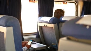 LOS ANGELES, CALIFORNIA, ABD - 24 OCT 2019: Amtrak Pacific Surfliner banliyösü, içinde ekspres tren vagonu. Okyanus boyunca hızlı yolcu taşımacılığı. Batı kıyısındaki demiryolu. Banliyödeki demiryolu..