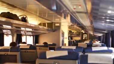 LOS ANGELES, CALIFORNIA, ABD - 24 OCT 2019: Amtrak Pacific Surfliner banliyösü, içinde ekspres tren vagonu. Okyanus boyunca hızlı yolcu taşımacılığı. Batı kıyısındaki demiryolu. Banliyödeki demiryolu..