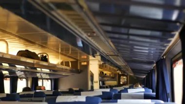 LOS ANGELES, CALIFORNIA, ABD - 24 OCT 2019: Amtrak Pacific Surfliner banliyösü, içinde ekspres tren vagonu. Okyanus boyunca hızlı yolcu taşımacılığı. Batı kıyısındaki demiryolu. Banliyödeki demiryolu..
