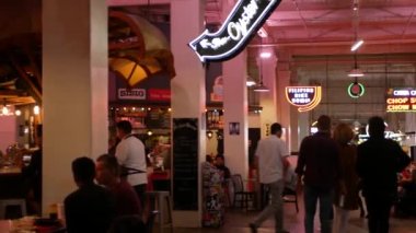 LOS ANGELES, CALIFORNIA, ABD - 27 OCT 2019: Işıldayan neon levhaları çeşitliliğine sahip Grand Central market sokak lokantaları. Yemek sahasındaki çok ırklı insanlar. Vatandaşlar Los Angeles 'ta fast food yiyor..