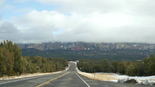 シオンからブライスキャニオンへの米国でのロードトリップ、ユタ州で自動車を運転。アメリカでのヒッチハイキング、ディキシー・フォレストへのルート89 。冬の地元の旅、穏やかな雰囲気と雪の山。車からの眺め — ストック写真
