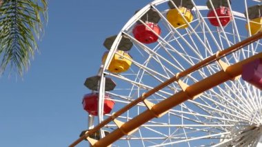 Santa Monica, LOS ANGELES, ABD - 28 OCT 2019: İkonik renkli dönme dolap, lunaparktaki lunapark hız treni. Ünlü klasik Kaliforniya yazlık sembolü, Pasifik Okyanusu Sahili Sahili İskelesi.