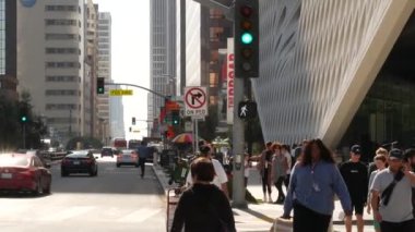 LOS ANGELES, CALIFORNIA, ABD - 30 OCT 2019: Metropolis 'te yürüyen insanlar, şehir merkezinde yaya geçidi. Finans bölgesindeki sokaktaki vatandaşlar. Los Angeles 'taki şehir sakinleri gökdelenlerin arasında.