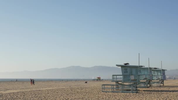 ロサンゼルスCa Usa 11月2019 カリフォルニア夏のヴェネツィアのビーチの美学 日当たりの良いカリフォルニア沿岸の海のカモメ サンタモニカ近くの象徴的なレトロな木製の虹Lbt誇りライフガードの時計塔 — ストック動画