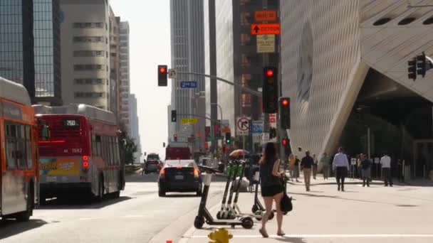Los Angeles California Usa Oct 2019 Wandelaars Metropool Voetgangers Loopbrug — Stockvideo