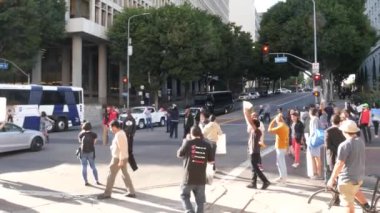 LOS ANGELES, CALIFORNIA, ABD - 30 OCT 2019: insanlar Adalet Salonu yakınlarında grev. Şerif Departmanı ve Adliye önünde protesto eylemleri. Los Angeles hükümet binası yakınlarında eylemcilerin gösterisi.