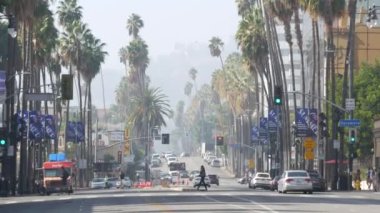 LOS ANGELES, CALIFORNIA, ABD - 7 NOV 2019: Şöhret Yolu, Hollywood Bulvarı, Los Angeles. Caddenin kaldırımında yürüyen pedastrianlar. Eğlence ve sinema endüstrisi ikonik turizm simgesi.