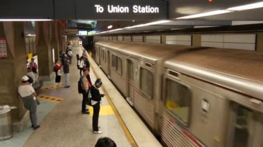 LOS ANGELES, CALIFORNIA, ABD - 7 NOV 2019: Metro Demiryolu Taşıma Sistemi. Metropolitan kamu yolcu taşımacılığı altyapısı. Yurttaşlar yeraltı metrosunun içinde. Los Angeles 'taki insanlar..