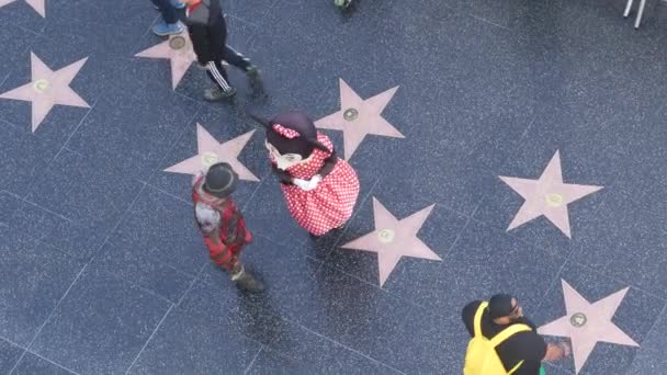 美国加利福尼亚州 洛杉矶角 2019年11月7日 洛杉矶好莱坞大道上的名人漫步 走在名人明星旁边的教师们 踩着柏油路 多比和Tcl中国戏剧学院附近的人行道楼层 — 图库视频影像
