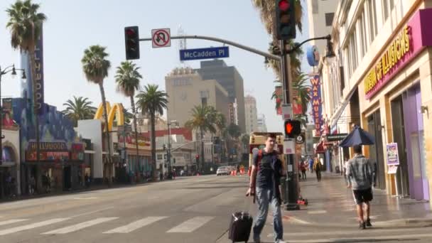 美国加利福尼亚州 洛杉矶角 2019年11月7日 名人堂漫步 洛杉矶好莱坞大道 行人在街上的人行道上行走 娱乐业和电影业的标志性旅游地标 — 图库视频影像