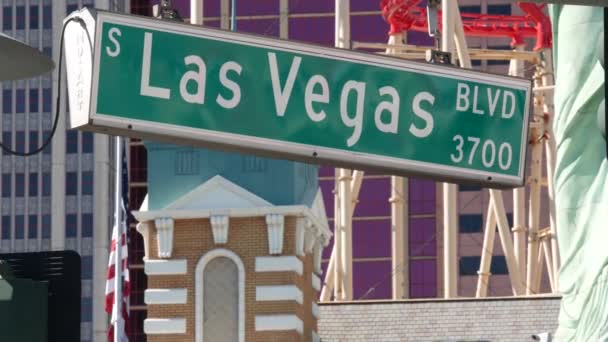 ラスベガス ネバダ州アメリカ 3月2020 素晴らしい罪の街のストリップ上の交通標識 ニューヨークのホテルやカジノに対するフリーモント通りへの道路上の象徴的な看板 お金の遊びと賭けのシンボル — ストック動画