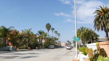 California 'nın banliyö sokağındaki evler. Genel binalar, Los Angeles yakınlarındaki yerleşim yerleri..