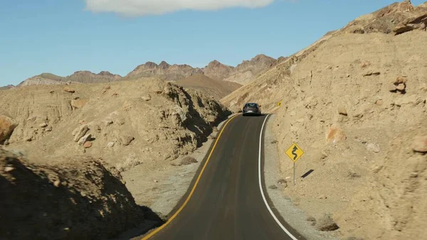 Road trip naar Death Valley, Artists Palette rijden, Californië Verenigde Staten. Liften auto reizen in Amerika. Snelweg, kleurrijke kale bergen en dorre klimaat wildernis. Zicht vanuit de auto. Reis naar Nevada — Stockfoto
