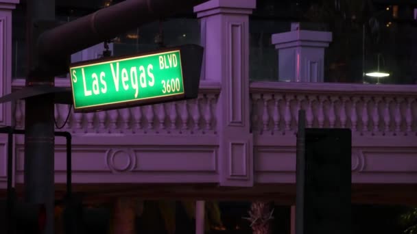 Las Vegas Nevada Usa Dec 2019 在难以置信的罪恶之城的大街上闪烁着交通标志 去弗里蒙特大街的路上有一个冰锥标志 赌博和赌博的光辉象征 — 图库视频影像