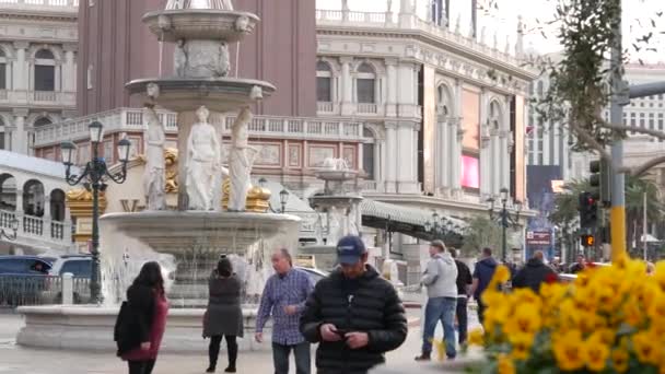 Las Vegas Nevada Usa Dec 2019 People Pedestrian Walkway 多元文化的男人和女人走在城市的人行道上 — 图库视频影像