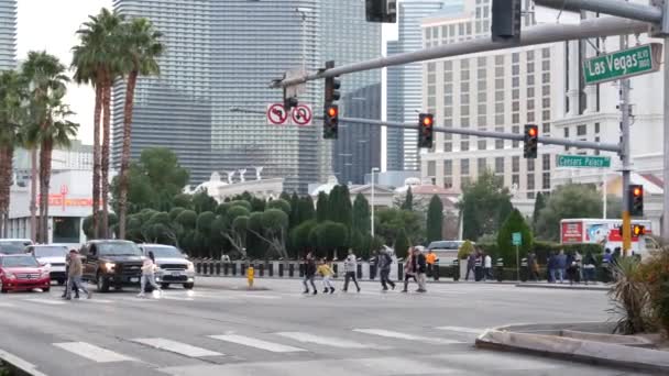 Las Vegas Nevada Usa Dec 2019 People Pedestrian Walkway 多元文化的男人和女人走在城市的人行道上 — 图库视频影像