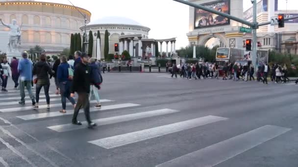 Las Vegas Nevada Usa 12月2019 歩行者天国への人々 都市遊歩道を歩く多文化の男性と女性 歩道の市民の群衆 大都市における多人種の顔の多様性 — ストック動画