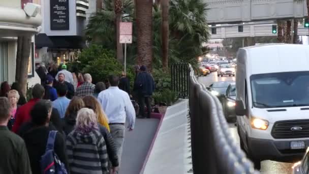 Las Vegas Nevada Usa Dec 2019 People Pedestrian Walkway 多元文化的男人和女人走在城市的人行道上 — 图库视频影像