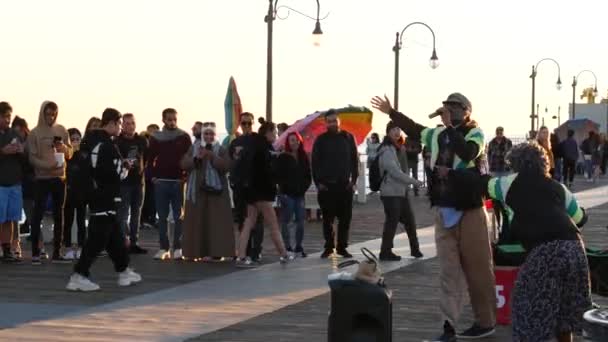 Santa Monica Los Angeles Usa Dic 2019 Artista Callejero Afroamericano — Vídeo de stock