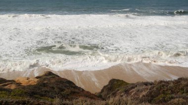 Okyanus dalgaları ve kayalar, Monterey, Kuzey Kaliforniya, ABD. Big Sur 'a 17 mil mesafede, Pasifik Sahil Otobanı' ndaki sahil golf turistik tesisi. Çakıl Sahili 'nin su ve deniz esintisi. Yolculuk