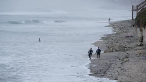 Encinitas Kalifornien Usa Dezember 2019 Strandspaziergänger Nach Dem Surfen Kaltes — Stockvideo