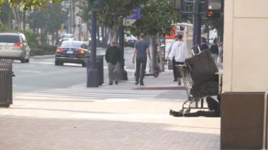 SAN DIEGO, CALIFORNIA USA - 4 HAZİRAN 2020: evsiz gibi görünüyor. Muhtemelen işsiz biri, Los Angeles yakınlarındaki şehir merkezinde. Sokak insanları sorunu, sosyal sorunlar, işsizlik ve yoksulluk krizi.