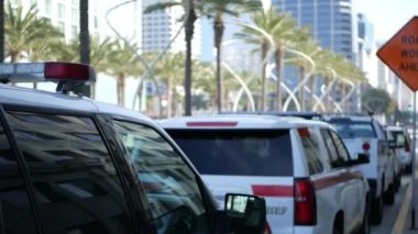 SAN DIEGO, CALIFORNIA USA - 15 HAZİRAN 2020: Broadway 'de acil durum sirenleri olan itfaiye araçları ve şerifin arabası. İtfaiyecilerin araçları şehir merkezinde. İtfaiye kurtarma ve kamu güvenliği için.