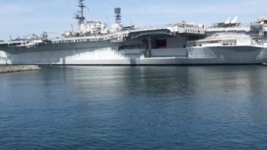 SAN DIEGO, CALIFORNIA USA - 15 HAZİRAN 2020: USS Midway askeri uçak gemisi, tarihi savaş gemisi. Donanma savaş gemisi. Denizcilik savaş gemisi, Donanma filosu efsanesi Koşulsuz Teslimiyet Heykeli yakınlarında..