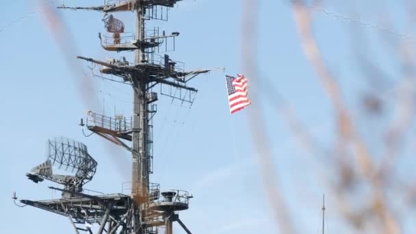 カリフォルニア州サンディエゴ 2020年1月4日 Ussミッドウェー軍用航空母艦のレーダー 歴史的な戦争船 アメリカの旗を持つ海軍の戦艦 ポート 海軍艦隊のシンボルの海上鋼軍艦 — ストック動画