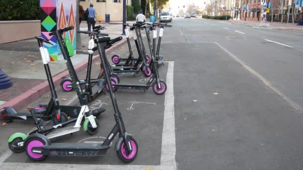 カリフォルニア州サンディエゴ 2020年1月4日 ガスランプ クオーターの路上に停められた電動スクーターを共有する列 公共自転車のレンタル 市内のエコ交通機関 モバイルアプリでキックサイクルを借りる — ストック動画