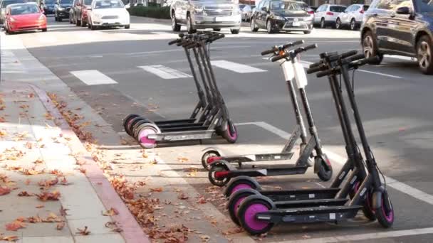 Сан Диэго Калифорния Сша 2020 Ряд Поездок Электрических Скутерах Припаркованных — стоковое видео