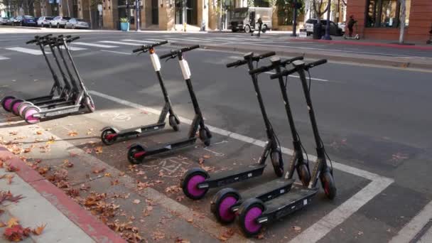 SAN DIEGO, KALIFORNIEN USA - 4. JAN 2020: Auf der Straße im Gaslamp Quarter geparkte Elektro-Roller teilen sich eine Reihe von Mitfahrgelegenheiten. Vermietung docklose öffentliche Fahrräder, Öko-Transport in der Stadt. Rent-Kick-Zyklus mit mobiler App.