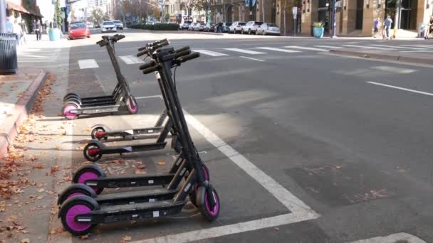 San Diego California Ene 2020 Fila Paseo Compartiendo Scooters Eléctricos — Vídeos de Stock