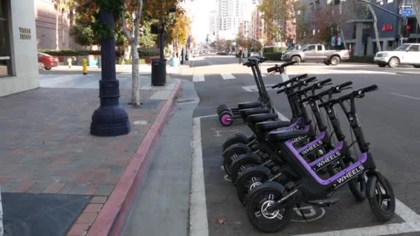 カリフォルニア州サンディエゴ 2020年1月4日 ガスランプ クオーターの路上に停められた電動スクーターを共有する列 公共自転車のレンタル 市内のエコ交通機関 モバイルアプリでキックサイクルを借りる — ストック動画
