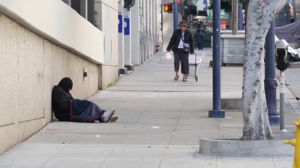カリフォルニア州サンディエゴ 2020年1月4日 ホームレスのように見えます ロサンゼルスの近くの街のダウンタウンで祝福の人かもしれない 路上生活者の問題 社会問題 失業と貧困危機 — ストック動画