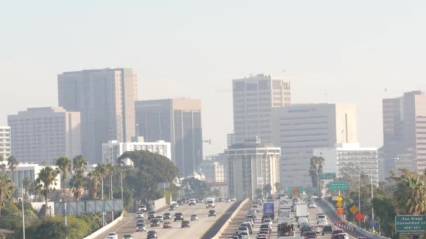 カリフォルニア州サンディエゴ 2020年1月15日 ラッシュ時に高速道路で忙しい都市間高速道路 交通渋滞 都市のスカイライン 高層ビルや着陸機 飛行機 輸送コンセプト — ストック動画
