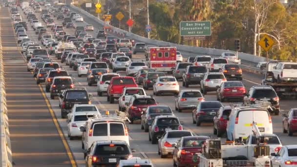 カリフォルニア州サンディエゴ 2020年1月15日 忙しい都市間高速道路での緊急911自動車 ラッシュ時に高速道路の渋滞で救急車 都市交通の概念と交通 — ストック動画