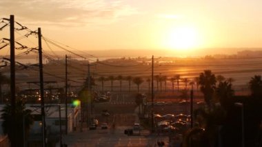 SAN DIEGO, CALIFORNIA USA - 15 HAZİRAN 2020: Lindbergh havaalanı uluslararası havaalanı, günbatımında hava sahasında uçak. Pistteki uçağın yan görüntüsü. Uçak geliyor, iniyor ya da kalkıyor..