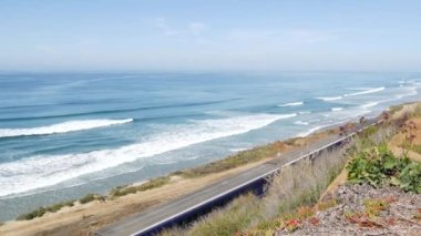 Del Mar, Kaliforniya ABD - 23 Ocak 2020: Pasifik sörf treni, seyahat okyanus plajı. Yolcu treni, toplu taşıma. Hızlı şehirlerarası çift katlı mavi banliyö aracı. Amtrak demiryolu taşımacılığı.