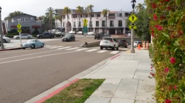 La Jolla, San Diego, CA USA -24 Ocak 2020: Arabalar ve binalar, Kaliforniya kıyı turizm merkezinin şehir merkezi caddesi. Trafiği olan şehir manzarası, tatil ve hafta sonu için Amerika 'nın seyahat yeri.