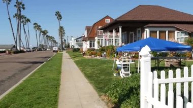 Oceanside, California USA - 8 Şubat 2020: Pacific caddesindeki evler. Genel binalar, Los Angeles yakınlarındaki yerleşim yerleri. Gayrimenkul dışı, tipik Amerikan evleri, palmiye ağaçları..