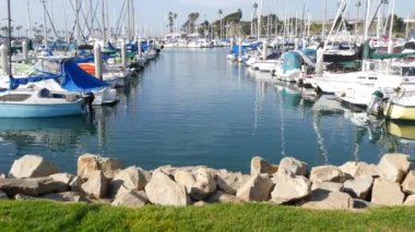 Oceanside, California USA - 27 Ocak 2020: Rıhtım kıyısı balıkçı köyü, lüks yatlar yüzen yelkenliler, yat limanı rıhtımı. Yelkenli direkleri, limana demir atmış ya da demirlemiş denizcilik gemileri..