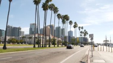 SAN DIEGO, CALIFORNIA USA - 30 HAZİRAN 2020: Şehir merkezindeki şehir merkezi. Gaslamp Quarter 'ın şehir silueti. Büyük şehir manzarası, Pasifik limanı, palmiye ağaçları. Arabalar yolda gidiyor..