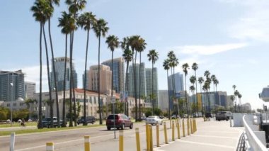 SAN DIEGO, CALIFORNIA USA - 30 HAZİRAN 2020: Şehir merkezindeki şehir merkezi. Gaslamp Quarter 'ın şehir silueti. Büyük şehir manzarası, Pasifik limanı, palmiye ağaçları. Arabalar yolda gidiyor..