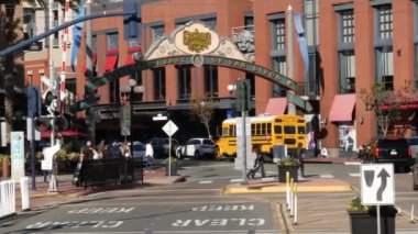 San Diego, California USA - 13 Şubat 2020: Amerikan sarı okul otobüsü, şehir merkezinde. Okul servisi yolda, Los Angeles yakınlarında bir şehir. Eğitim ulaşım altyapısı. Gaz lambası Çeyreği işareti