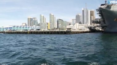 SAN DIEGO, CALIFORNIA USA - 30 HAZİRAN 2020: USS Midway askeri uçak gemisi, tarihi savaş gemisi. Donanma savaş gemisi. Denizcilik savaş gemisi, Donanma filosu efsanesi Koşulsuz Teslimiyet Heykeli yakınlarında..