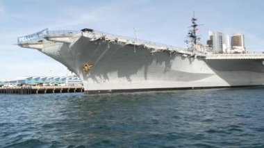SAN DIEGO, CALIFORNIA USA - 30 HAZİRAN 2020: USS Midway askeri uçak gemisi, tarihi savaş gemisi. Donanma savaş gemisi. Denizcilik savaş gemisi, Donanma filosu efsanesi Koşulsuz Teslimiyet Heykeli yakınlarında..